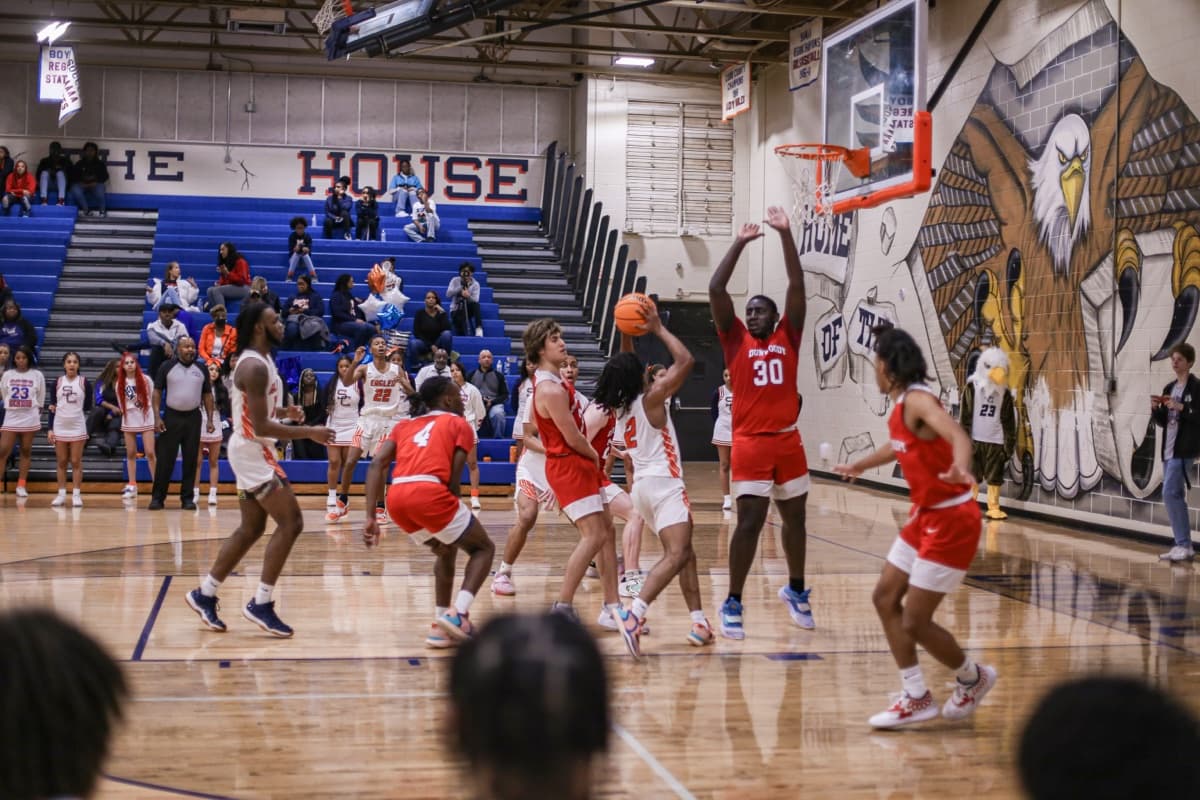 Floater going up over the crowd in the paint